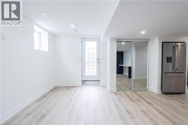 Building Photo - 45 Rainbow Dr