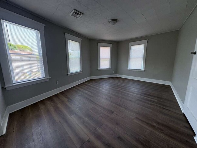 Building Photo - 324 Goffe St