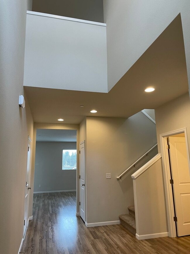 Building Photo - Beautiful 4 Bedroom 2.5 Bath Home Located ...