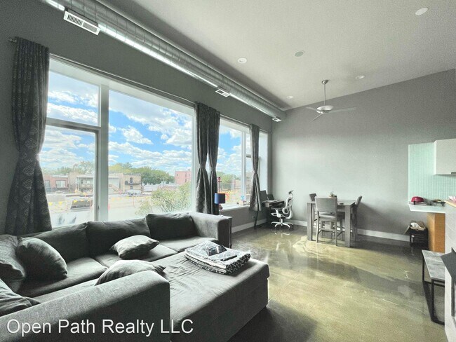 Foto del edificio - 2 br, 2 bath House - 1375 N. Milwaukee Ave...