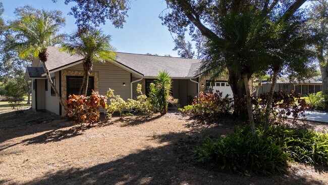 Foto del edificio - Country-Style Sarasota Living on a Full Acre - Pool Home with Oversized Workshop — Move-In Ready Now