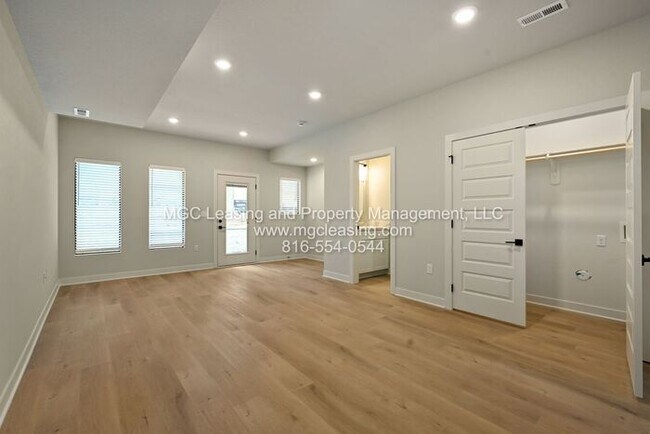 Building Photo - Oak Ridge Falls Townhomes - with unfinished basement and September Move in Special!