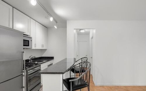 Building Photo - 353 E 74th St
