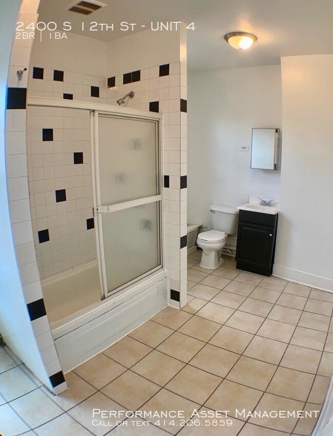 Building Photo - 2 bedroom in Milwaukee WI 53215