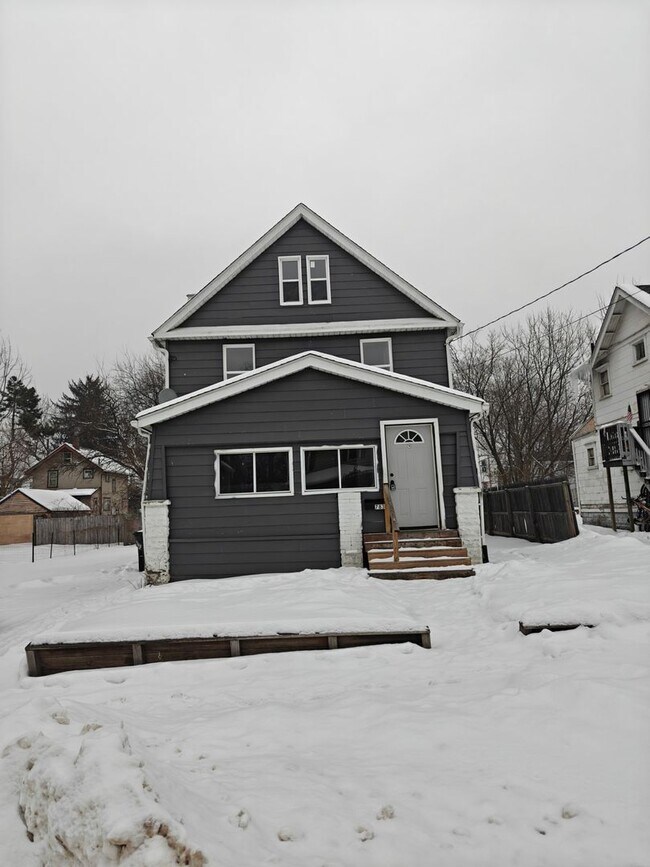 Foto del edificio - Spacious 5-Bedroom, 3-Story Home with Front & Back Yard