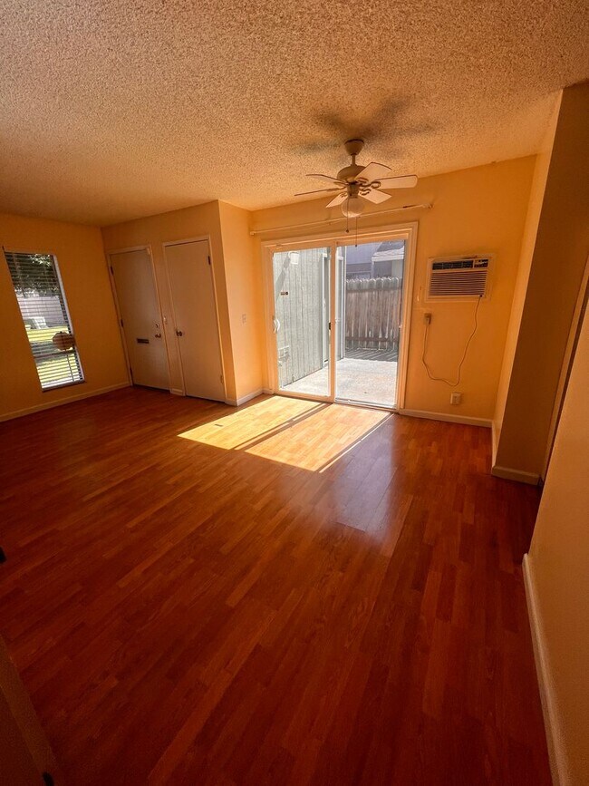 Building Photo - Great condo in a well managed complex with...