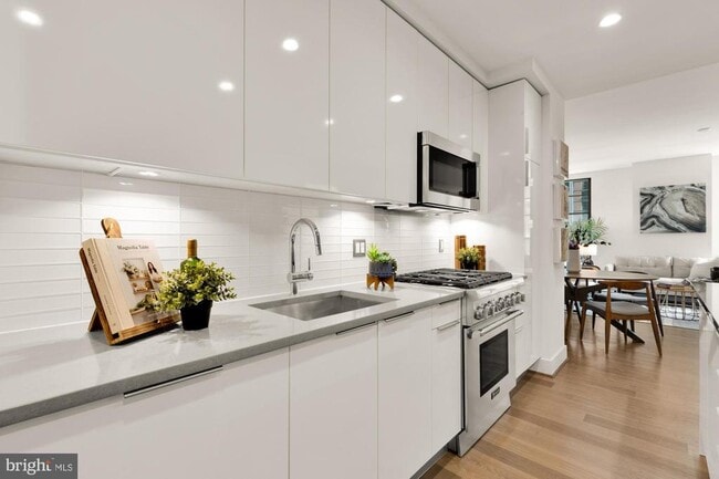 Building Photo - 45 Sutton Square SW