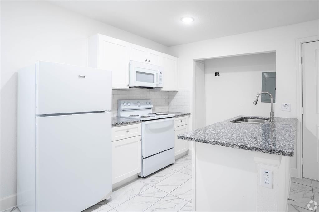 Foto principal - 4362 Bellfort Ave