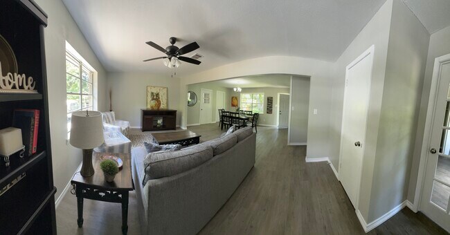 Living Room - 100 Shady Oaks Dr