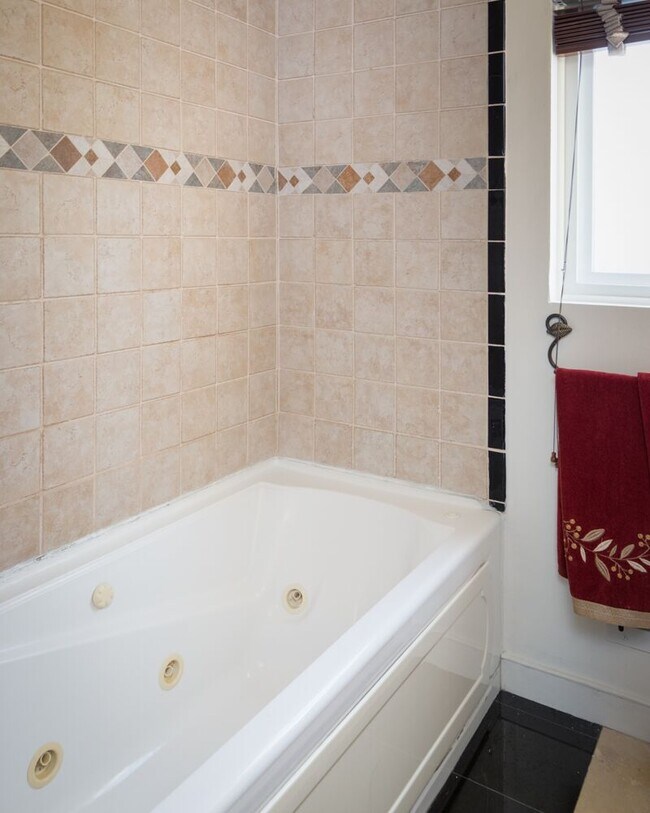 2nd bath jacuzzi - 1117 Pacific Ave