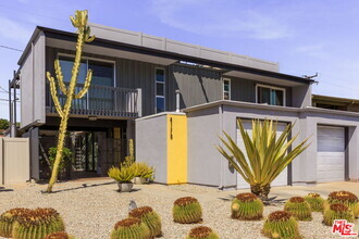 Building Photo - 4170 Del Mar Ave