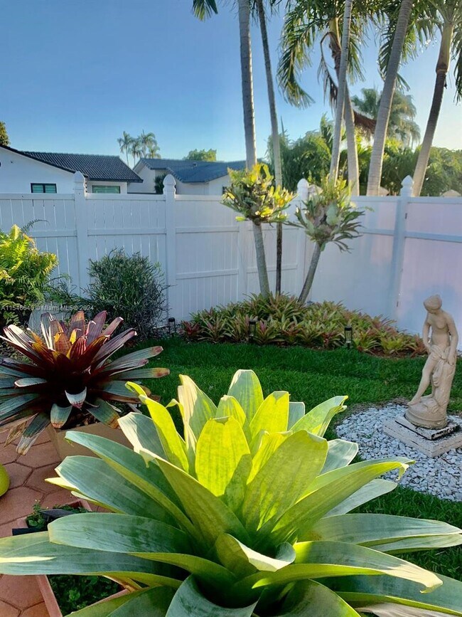 Building Photo - 1098 SW 137th Pl