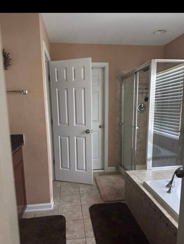 Building Photo - 8664 Woodhue Ct
