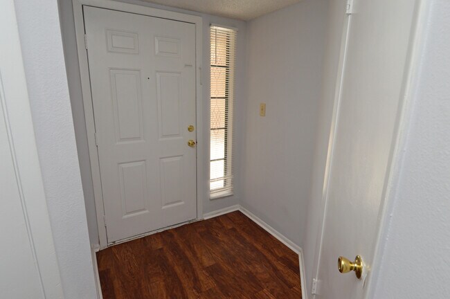 Foto del edificio - 8617 Fancy Finch Dr