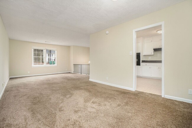 Building Photo - Large 4 Bedroom 2.5 Bath Home with 2 Car Garage