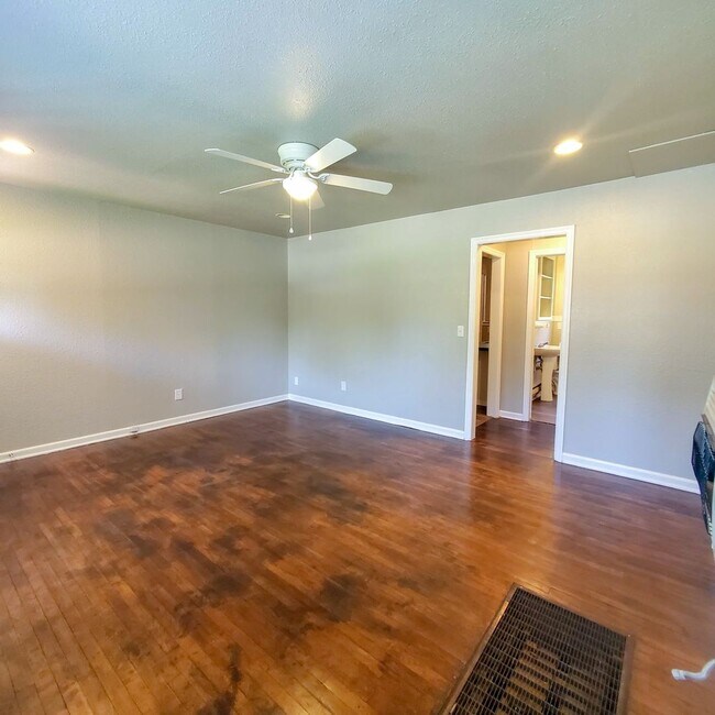 1028 W Wood St, Shawnee, OK 74801 House Rental in Shawnee, OK