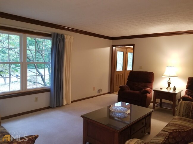 Building Photo - 11210 Hembree Springs Dr
