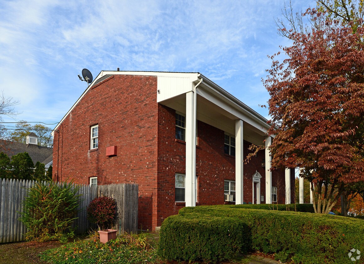 Building Photo - 1077 Pontiac Ave