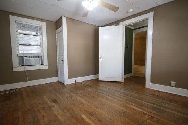 Building Photo - Simply the BEST! Adorable 1 Bedroom/1 Bath...