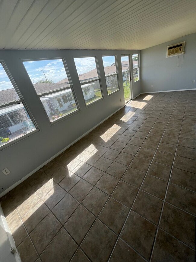 Foto del edificio - GORGEOUS 2BR/2BA Recently Remodeled Apartm...