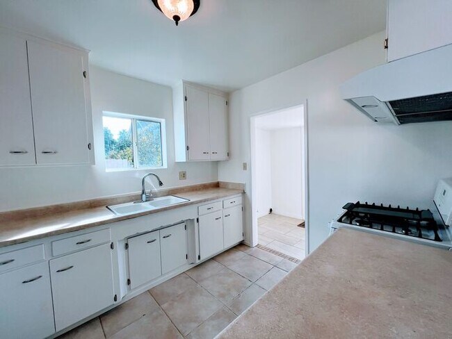 Foto del edificio - 4 Bedroom Home 2 Car Garage with Fenced Yard and Extra Parking