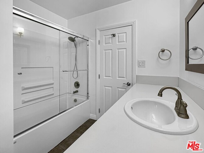 Foto del edificio - 817 E Nutwood St