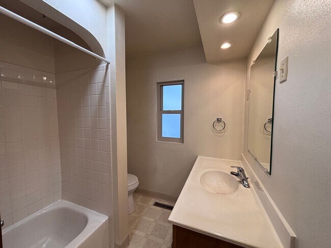 Building Photo - 4 bed, 2 Bath near Old Colorado City - MileStone Real Estate Services