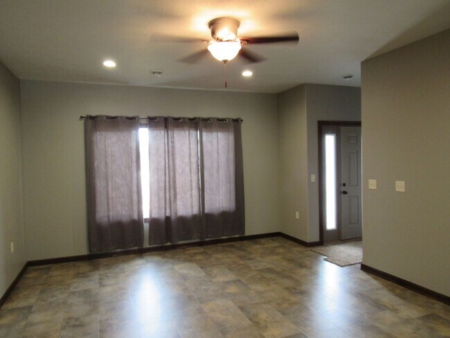 Foto del edificio - 6400 Keller Cr-- Twin Home