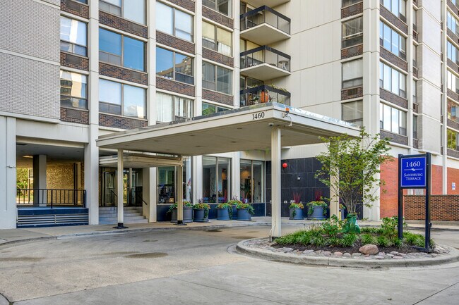 Foto del edificio - 1460 N Sandburg Terrace