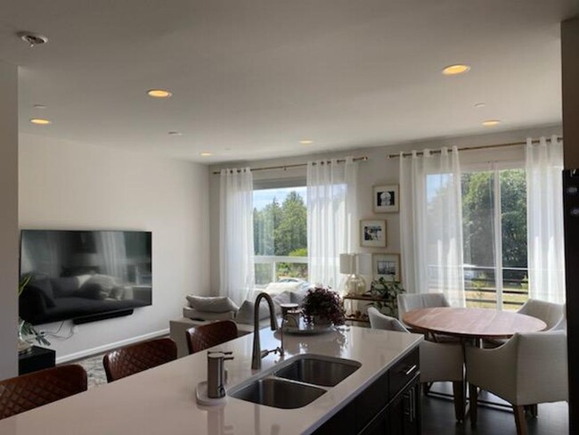 Foto del edificio - Luxury Renton Townhome Condominium - 4 bed...