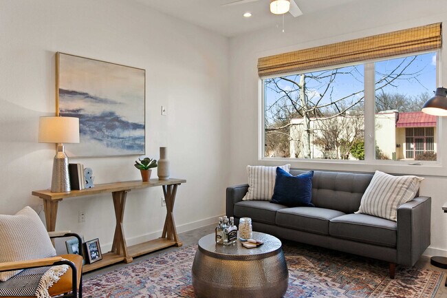 Foto del edificio - 1931 E 38th 1/2 St