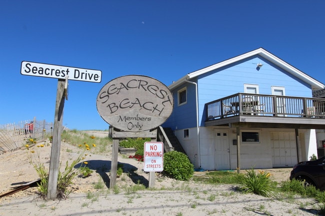 Building Photo - 3234 Seacrest Dr