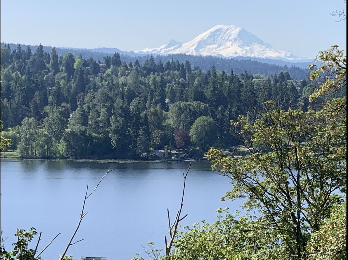 Welcome to your Lake Washington & Mt Rainier view home! - 11800 90th Ave NE