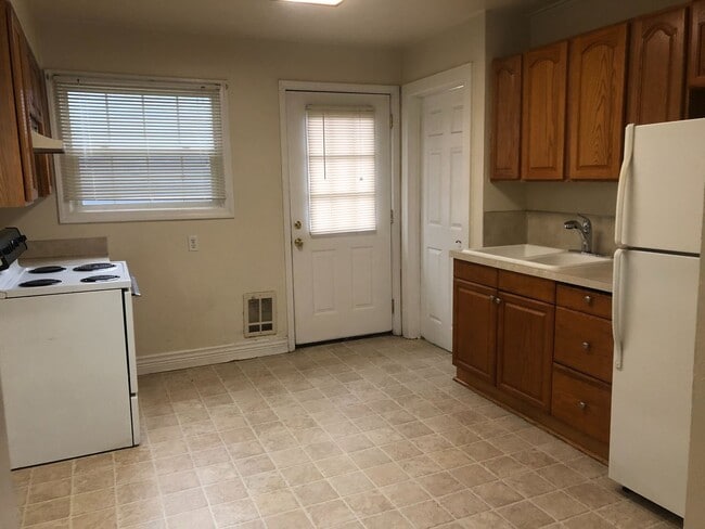 Building Photo - Well kept house near downtown Eugene with yard care included