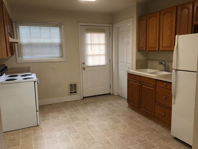 Foto del edificio - Well kept house near downtown Eugene with yard care included