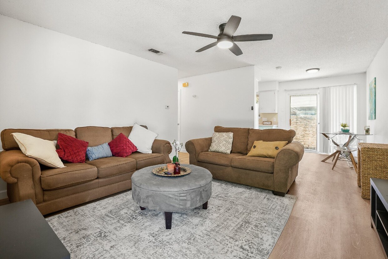 Foto principal - "Charming 2-Bed Duplex in Austin's Vibrant...
