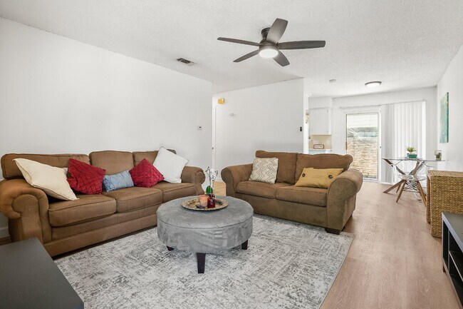 Foto del edificio - "Charming 2-Bed Duplex in Austin's Vibrant Heart – Cozy 833 Sq Ft Retreat!"