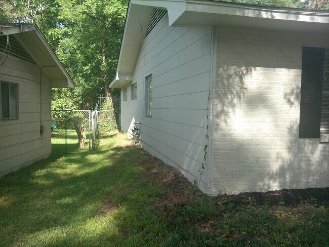 Building Photo - 571 Heatherwood Dr