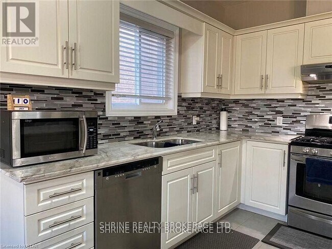 Building Photo - 1157 Medway Park Dr