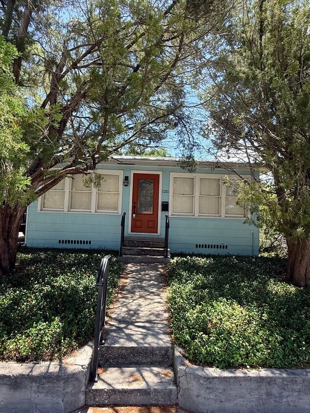 2 BR/1BA | Bungalow with a bonus room | Spacious backyard! - 2 BR/1BA | Newly Renovated Property |  Bath Bungalow with a bonus room  | Beautiful backyard!