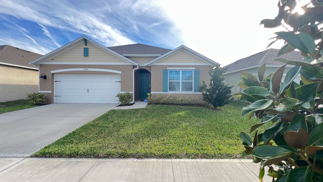 Foto principal - Available NOW! Spacious 4BD/2BA Haven in V...