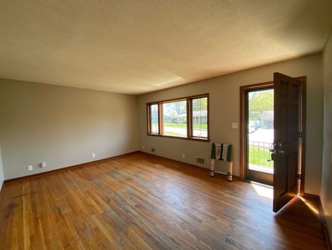 Building Photo - Cute 3 Bedroom with basement