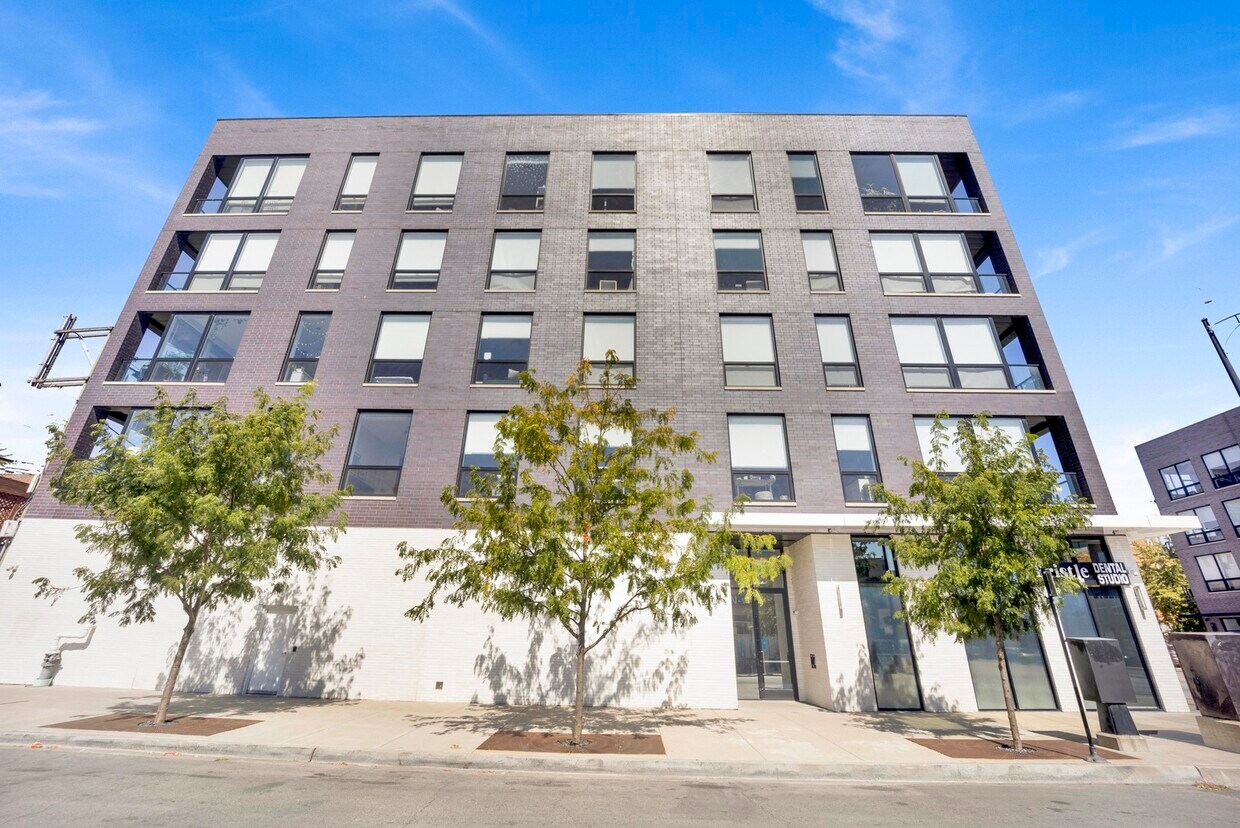 Foto principal - 2400 W Wabansia Ave