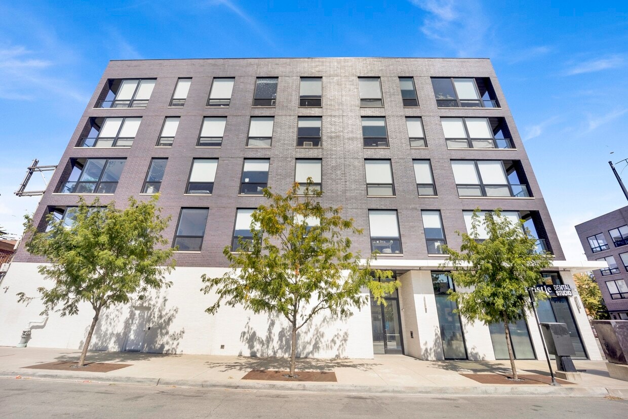 Primary Photo - 2400 W Wabansia Ave