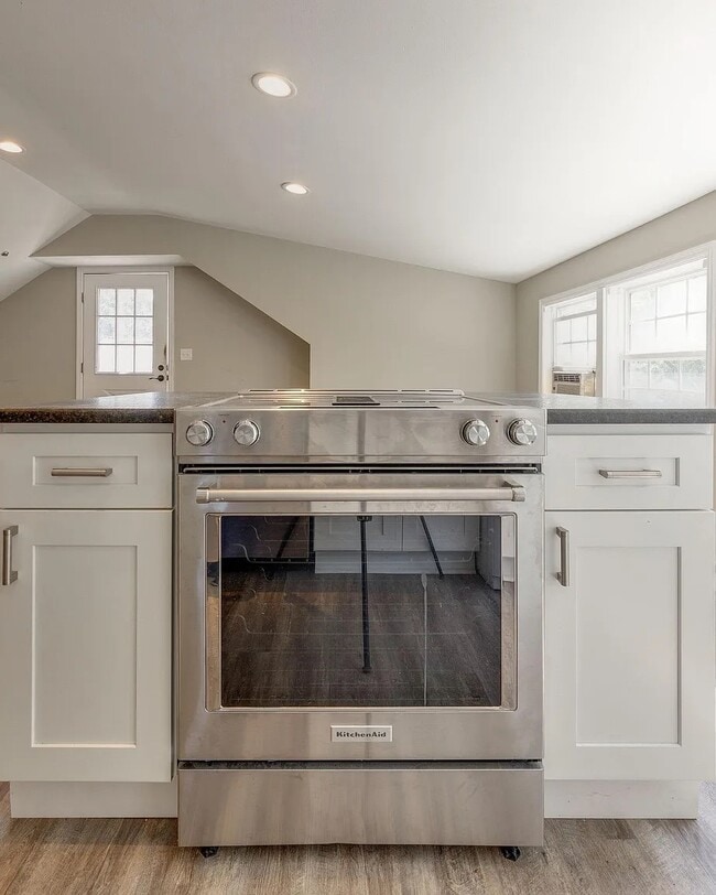 Litchen Aid Gourmet Stove - 253 Thuss Ave