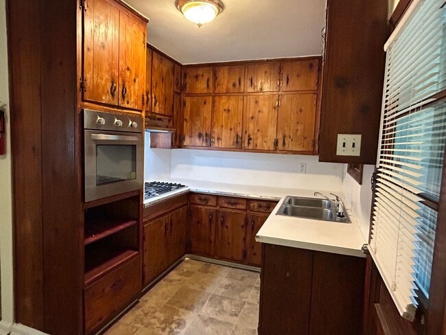 Foto del edificio - MORE PICTURES TO COME! Brick Ranch on Unfi...