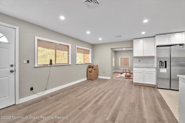 Building Photo - 192 W 5th St