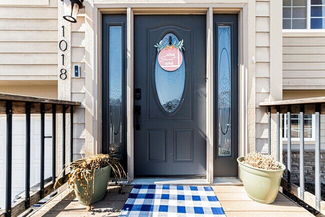 Foto del edificio - Please View 3D Virtual Walk-Through Before Scheduling a Showing