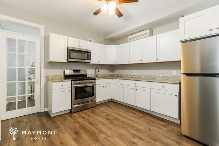 Foto principal - Stylish 2-Bedroom, 2.5-Bath Townhome