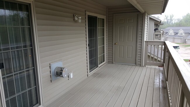 Large covered deck - 250 Cimarron Dr NE